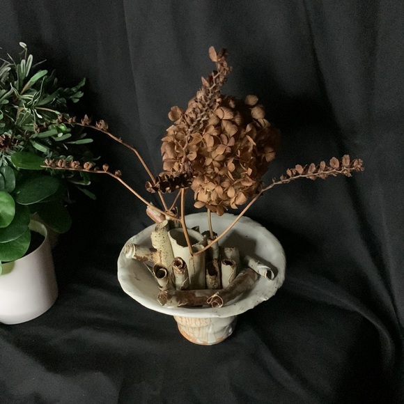 Handmade signed pottery ikebana decorative vase - Picture 14 of 17